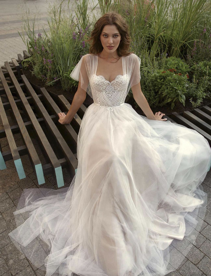 Butterfly Wedding Dress: A Flight into Fairytale Nuptials插图3