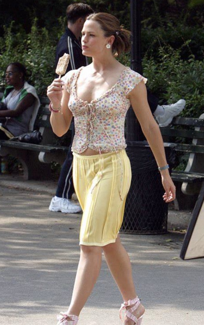 “Cider 13 Going on 30 Dress”: Embrace Your Inner Jenna插图3
