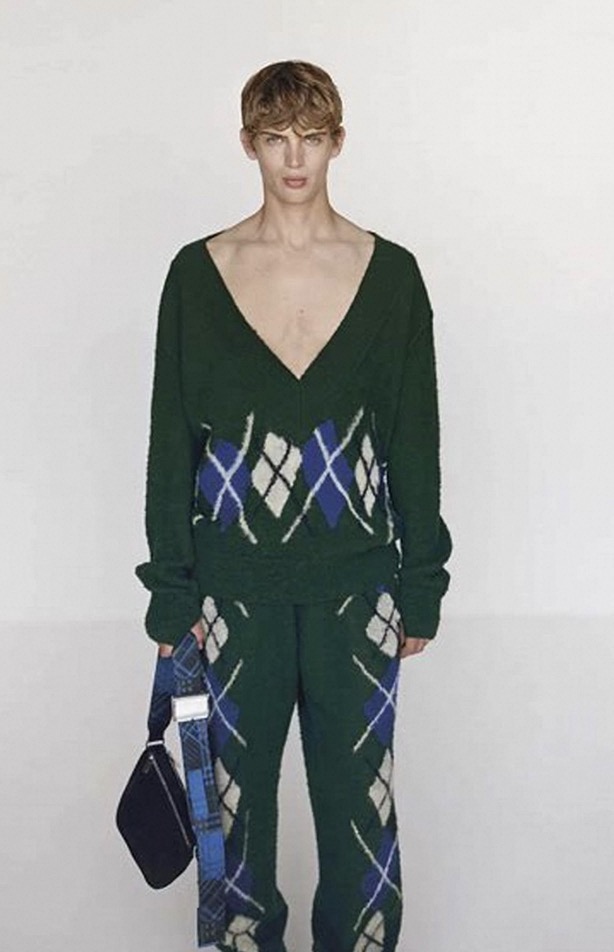 Burberry Spring 24 Womenswear: Unveiling Chic Elegance